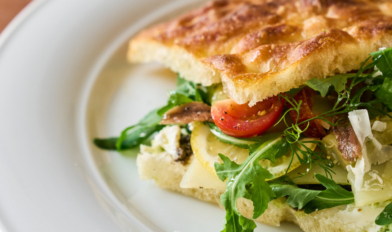 朝焼きしたチャパタを使用したこだわりのパニーニ